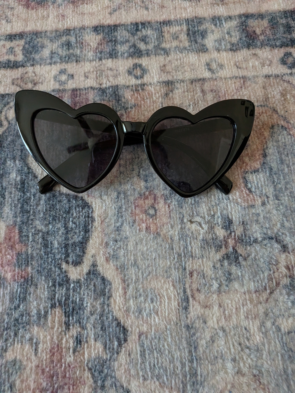 Black Heart-Shaped Sunglasses - Women's Fashion Accessory